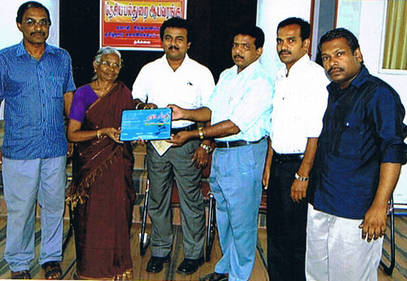 ஏலாதி இலக்கிய விருது 2009 : முனைவர் பொ.நா.கமலா மற்றும் விஸ்வாமித்திரன் திறனாய்வு நூல்களுக்கு பரிசு. 