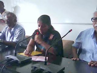 முருகையனின் கவிதை வரிகளுடன் முற்போக்குக் கவிஞன் முருகையன் அஞ்சலிக் கூட்டத்தை ஆரம்பித்தார் தேவகெளரி. இலங்கை முற்போக்கு கலை இலக்கியப் பேரவையினால் ஒழுங்கு செய்யப்பட்ட இக் கூட்டம் 58, தர்மாராம வீதியில் உள்ள பெண்கள் கல்வி ஆய்வு நிறுவன கேட்போர் கூடத்தில் நடை பெற்றது. ஆகஸ்ட் 2 ம் திகதி 4.30 மணியளவில் கூட்டம் ஆரம்பமானது