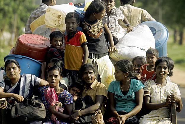 யாழ்ப்பாணம் புகையிரத நிலையத்தில் தங்கியிருந்த சிங்கள குடும்பங்களில் 32 குடும்பங்கள் கடந்த 10 ஆம் திகதி நாவற்குழி 'அப்பன் குடியிருப்பு' பகுதியில் குடியேற்றப்பட்டுள்ளன. இதற்கு கண்டனம் தெரிவித்து தமிழ் தேசியக் கூட்டமைப்பின் பேச்சாளரும் எம்.பி.யுமான சுரேஷ் பிரேமச்சந்திரன் அறிக்கையொன்றினை விடுத்துள்ளார்.