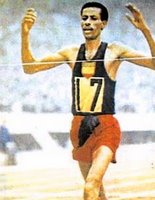 ஒலிம்பிக் போட்டியில் பதக்கம் வென்ற முதலாவது ஆபிரிக்கர், எதியோப்பியாவைச் சேர்ந்த Bikila Abebe . 1960, 1964ம் ஆண்டுகளில் 
