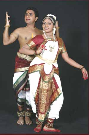 ஈழத்திலும் வல்வையூர் இந்திரவிழாக் கொண்டாடி மகிழ்ந்திருக்கிறது என்பது எம்மில் பலருக்குப் புதிய செய்தியாகும். காவிரிப்பூம் பட்டினம் நெய்தல் நிலம், வாணிகத்துடன் கலைகளையும் வளர்த்தது. நெய்தல் நிலமான வல்வையும் வாணிகத்துடன் ஆடல், பாடல், நாடகக் கலைகளையும் வளர்த்தது என்று, வல்வை மனோகரன் தம்பதியினரின் பிள்ளைகளான கண்ணன், கீதா ஆகியோரின் அரங்கேற்ற நிகழ்வில் சிறப்பு விருந்தினராக வந்திருந்த அண்ணாவியார் இளைய பத்மநாதன் பெருமைப்பட்டுக் கொண்டார்.