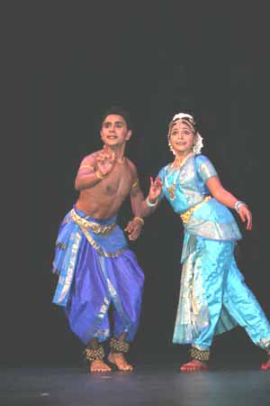 ஈழத்திலும் வல்வையூர் இந்திரவிழாக் கொண்டாடி மகிழ்ந்திருக்கிறது என்பது எம்மில் பலருக்குப் புதிய செய்தியாகும். காவிரிப்பூம் பட்டினம் நெய்தல் நிலம், வாணிகத்துடன் கலைகளையும் வளர்த்தது. நெய்தல் நிலமான வல்வையும் வாணிகத்துடன் ஆடல், பாடல், நாடகக் கலைகளையும் வளர்த்தது என்று, வல்வை மனோகரன் தம்பதியினரின் பிள்ளைகளான கண்ணன், கீதா ஆகியோரின் அரங்கேற்ற நிகழ்வில் சிறப்பு விருந்தினராக வந்திருந்த அண்ணாவியார் இளைய பத்மநாதன் பெருமைப்பட்டுக் கொண்டார்.