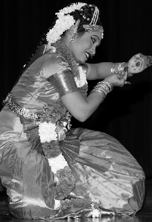 ஸ்ரீமதி குமுதினி ஸ்ரீகாந்தனின் ரொறன்ரோ கலாபவனத்தின் மாணவி செல்வி யுசிக்கா புஸ்பராஜனின் வியக்க