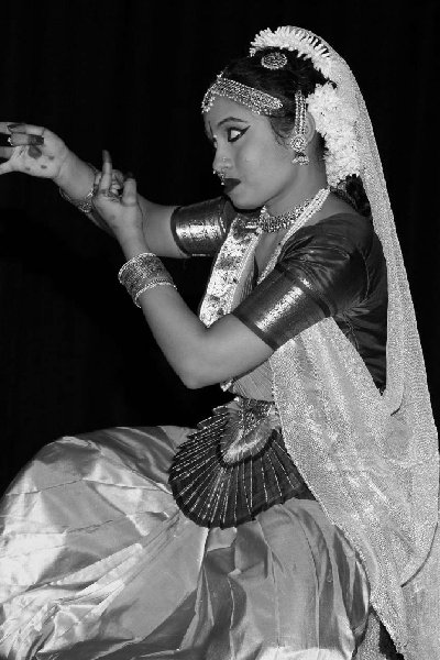 ஸ்ரீமதி குமுதினி ஸ்ரீகாந்தனின் ரொறன்ரோ கலாபவனத்தின் மாணவி செல்வி யுசிக்கா புஸ்பராஜனின் வியக்க