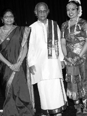 தொடர்ந்த உரையாற்றிய சிறப்பு விருந்தினர் அடையார் கே. இலட்சுமண ஐயர் அவர்கள் நான் இதனை ஒரு அரங்கேற்றமாகவே காணவில்லை இது உண்மையிலேயே ஒரு நடனக்கச்சேரியைப் பார்த்த உணர்வே எனக்குத் தோன்றியது என வாயாரப் புகழ்ந்துரைத்தார்.