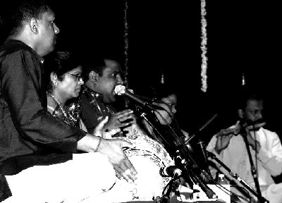 வயலின் வாசித்த ஸ்ரீமதி தனதேவி மித்ரதேவா குயிலையே தனது வயலின் இசையில் அழைக்க அதற்குப் பக்பலமாக வேய்குழல் தந்தார் கலாநிதி செல்வநாயகம் தயாபரன் அத்தோடு இந்த மேடையில் வீணையோடிருந்த ஸ்ரீமதி வெங்கடல~;மி ஸ்ரீதரின் இசைப்பிரவாகமும் சிறப்பளித்தது. இவற்றோடு திருச்சி சங்கரனின் மாணவரும் இளம் மிருதங்க இசைக்கலைஞருமான கிரிதரன் சச்சிதானந்தனின் மிருதங்கமும் மெருகூட்டியது.