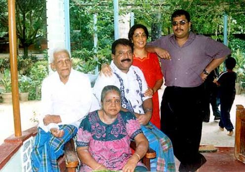 தனது கணவர், மகன், மருமகள் மற்றும் பேரனுடன் பார்வதியம்மாள்.