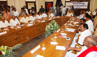 சென்னை, அக் 14: இலங்கையில் நடைபெறும் போரை 2 வாரத்துக்குள் நிறுத்த, மத்திய அரசு முயற்சி எடுக்காவிட்டால் தமிழக எம்.பி.க்கள் ராஜிநாமா செய்வார்கள் என்று தமிழக அரசு நடத்திய அனைத்துக் கட்சிக் கூட்டத்தில் தீர்மானம் நிறைவேற்றப்பட்டுள்ளது.