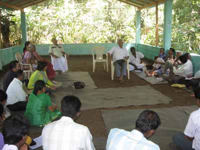கானல் காடு என்ற மலைப் பிரதேசத்தில் கவிஞர்கள் சந்தித்து கலந்துரையாட விவாதிக்க தமிழக கவிஞர்களுக்கு அழைப்பு விடுத்தார் திலகபாமா. 35 கவிஞர்கள் ஒன்றினைய நாளும் நிகழ்வும் வடிவமைத்து 6.10.07 மற்றும் 7.10.07 சந்திக்க திசைகளின் மையத்தில்