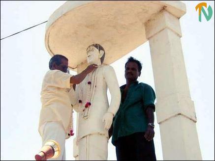 TNA Parliamentarian garlanding Tanthai Chelva statue in Trincomalee